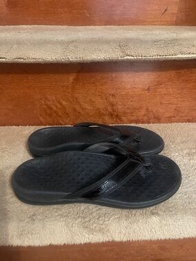 Vionic Black Women’s Thong Sandals with Patent Straps Like New Condition